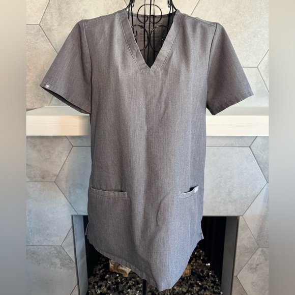 Figs Tops - FIGS Casma Three-Pocket Scrub Top in Graphite Size S